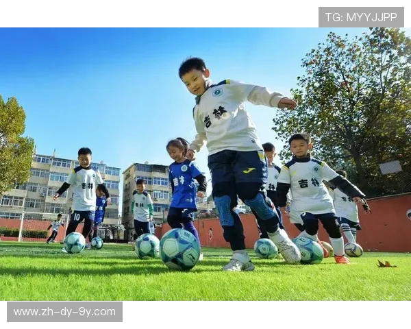 全面解析足球腾空动作要领与身体协调性的训练技巧 全面解析足球腾空动作要领与身体协调性的训练技巧